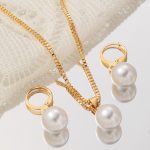 Light Luxury Freshwater Pearl Earrings and Necklace Set